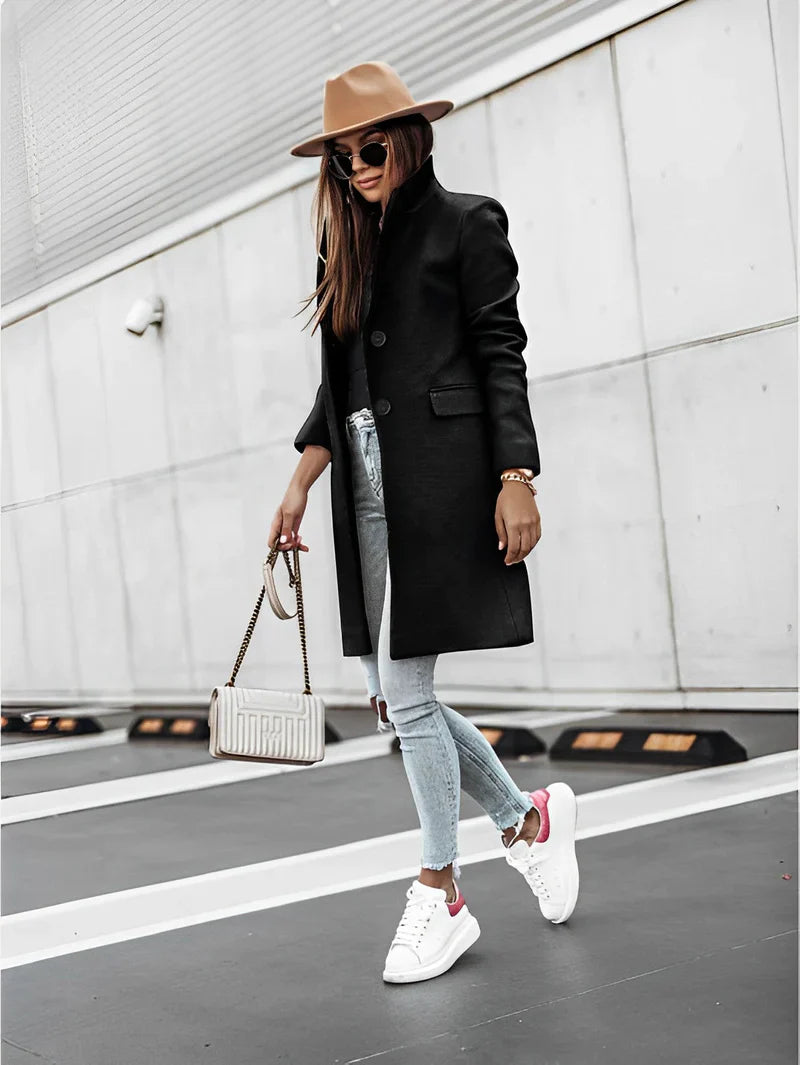 Trendy oversized damekappa med elegant V-hals og lange ermer. Et must-have for stilig høst/vinter garderobe.