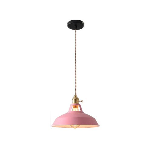 Metall lampe i pastellblå, hengende design for et trendy interiør.