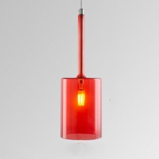 Funksjonell glasslampe, designet som pendel for optimal lyssetting av spisebordet.