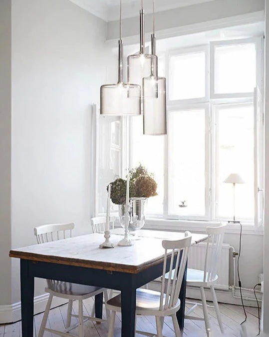 Moderne taklampe i klart glass, ideell belysning for spisebord og hjemmeinnredning.