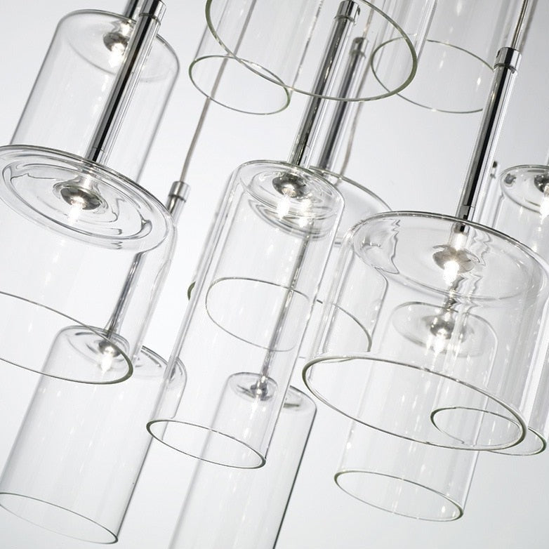 Transparent glasslampe, takmontert pendel for en lys og innbydende spiseplass.