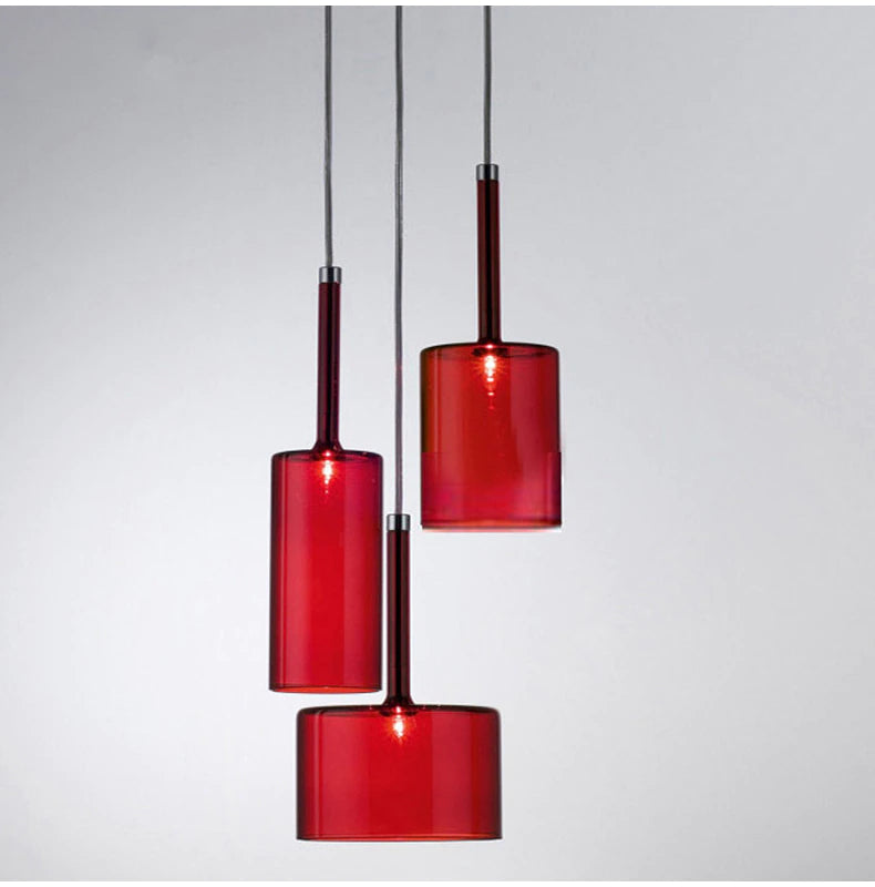 Minimalistisk glass taklampe, gir diskret og effektiv belysning over spisebordet.