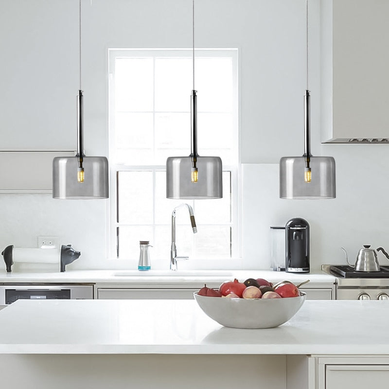 Rund glasspendel, elegant taklampe som passer moderne spisebord og interiør.