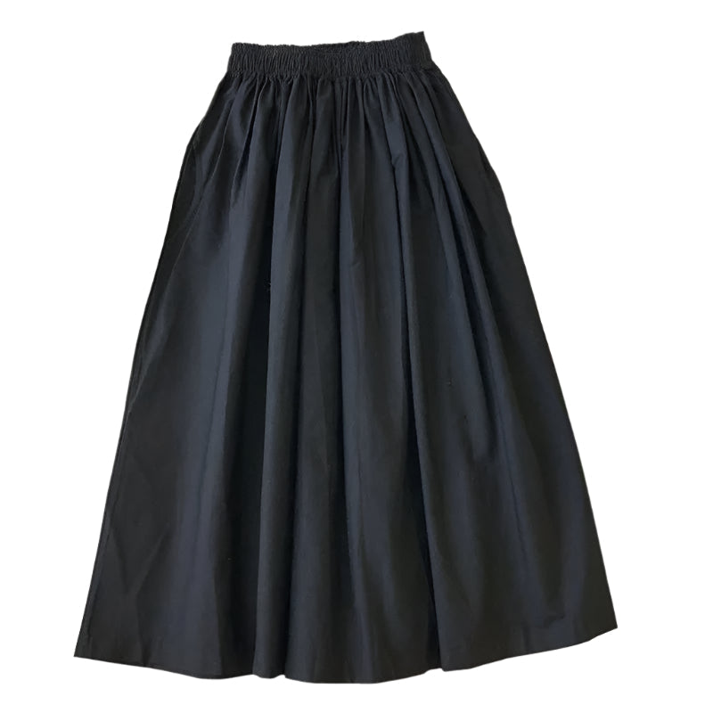 Elegant plissert A-linje midiskjørt for dame, med høy midje. Perfekt for vår- og sommermote.