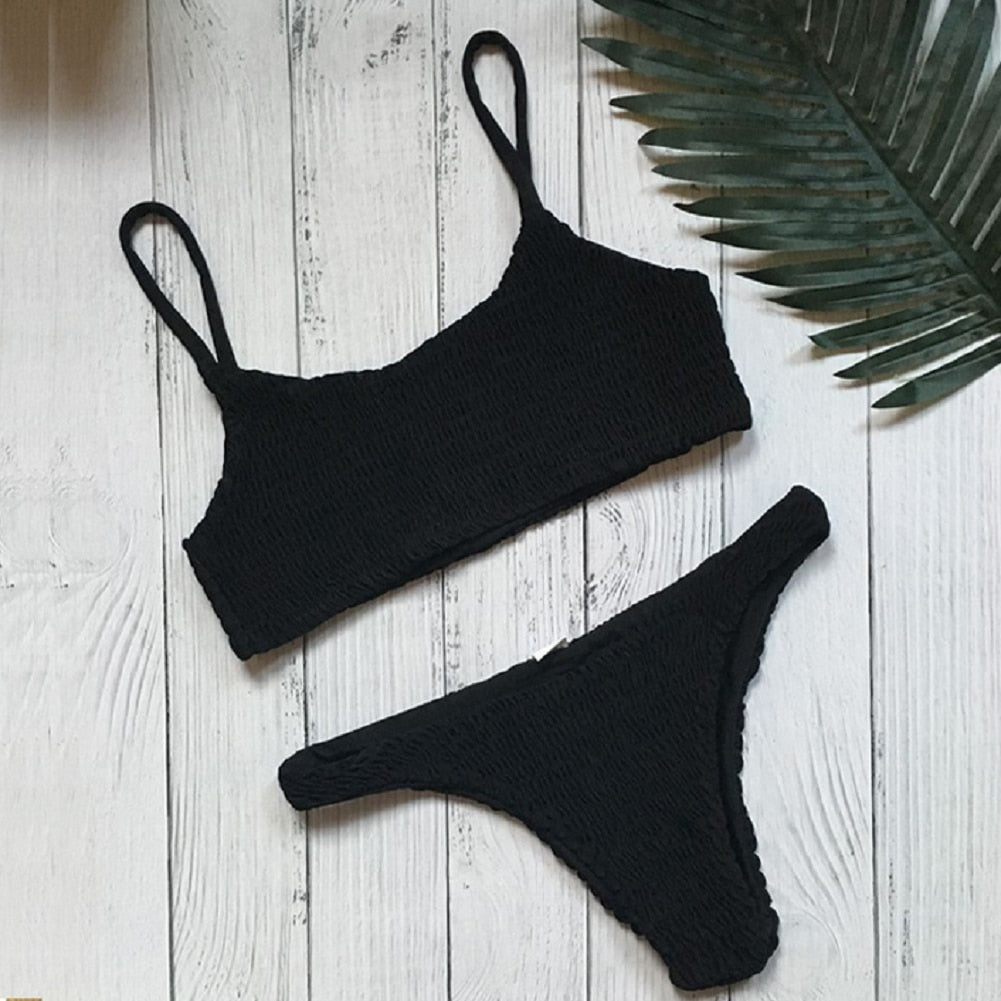 Lekker plissert bikini til dame med push-up og lav midje, et must-have for sommergarderoben.