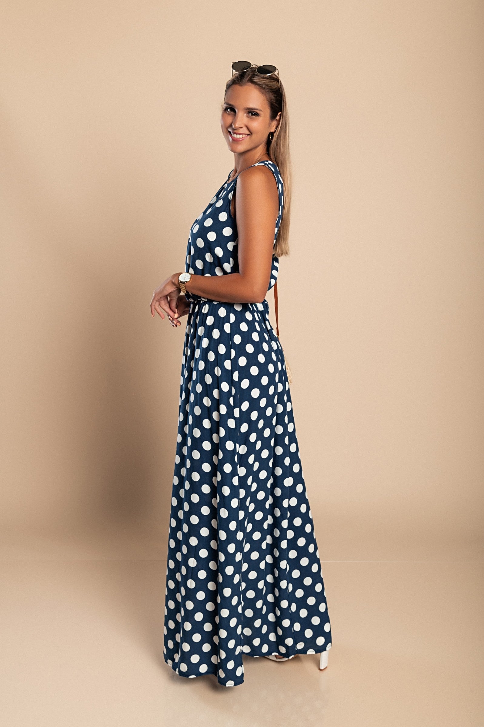 Prikkete midi kjole for kvinner. Fokus på komfort og elegant stil for en travel dag.