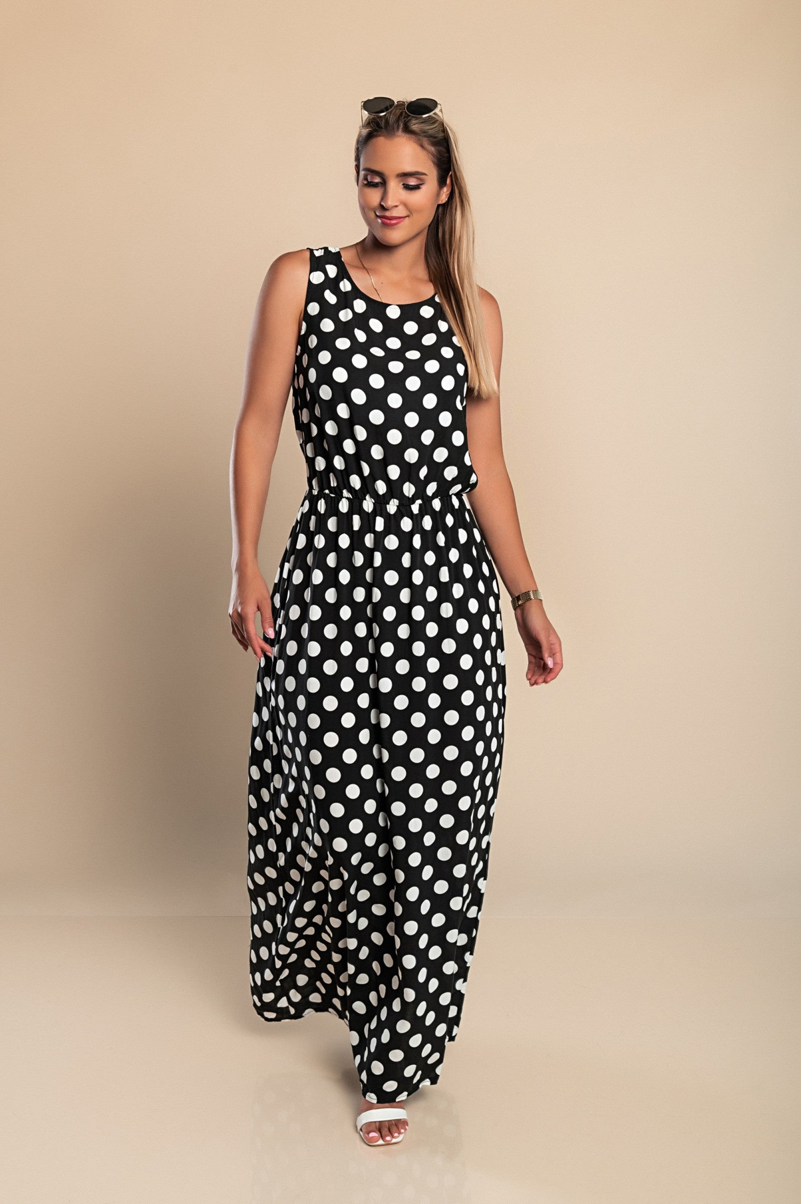 Stilfull prikkete midi kjole for kvinner. Trendy mønster for en moderne og feminin look.