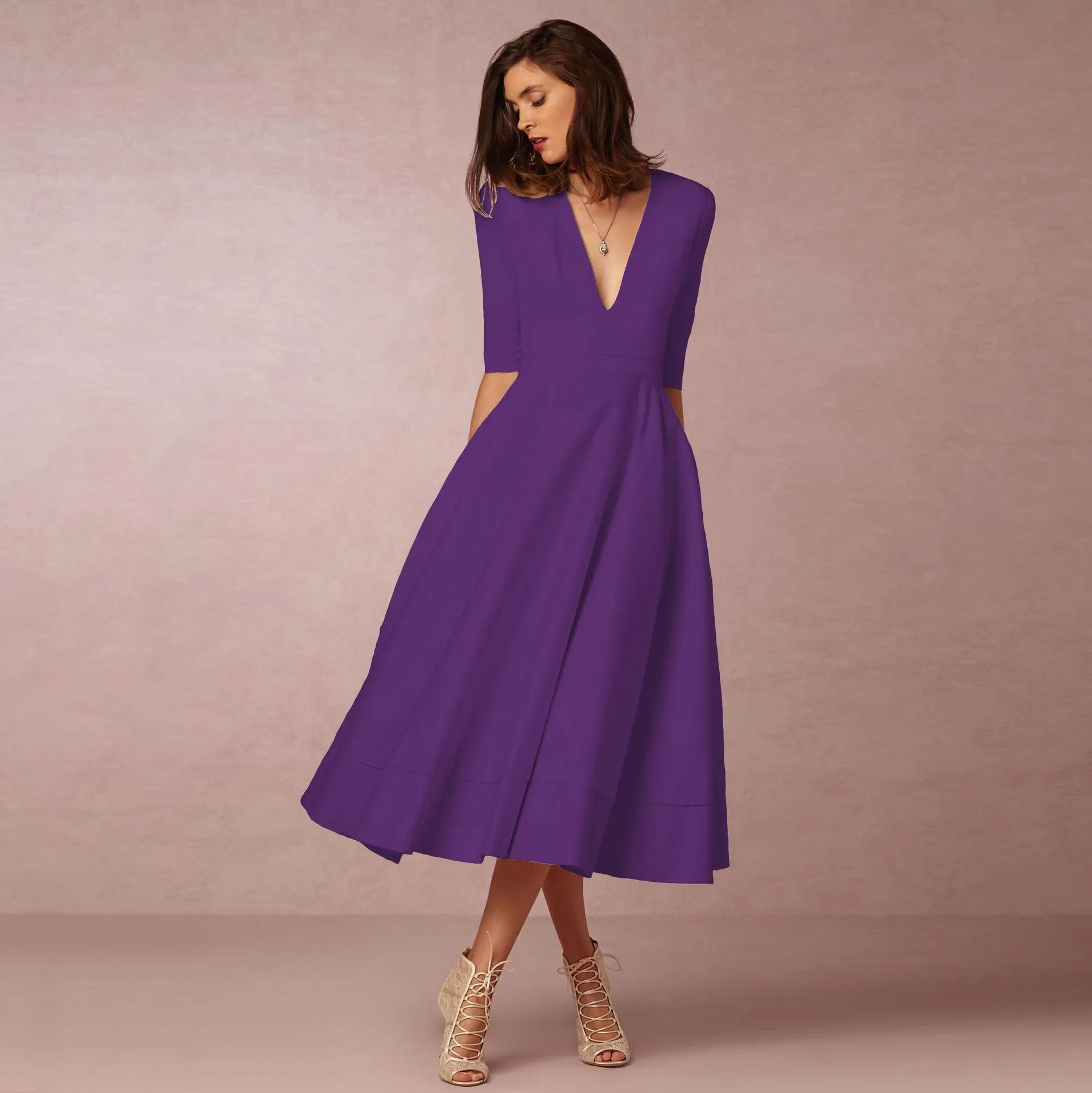 Moderne prinsessekjole i lang modell, uten ermer. Elegant damekjole, perfekt som vår- eller sommerkjole.