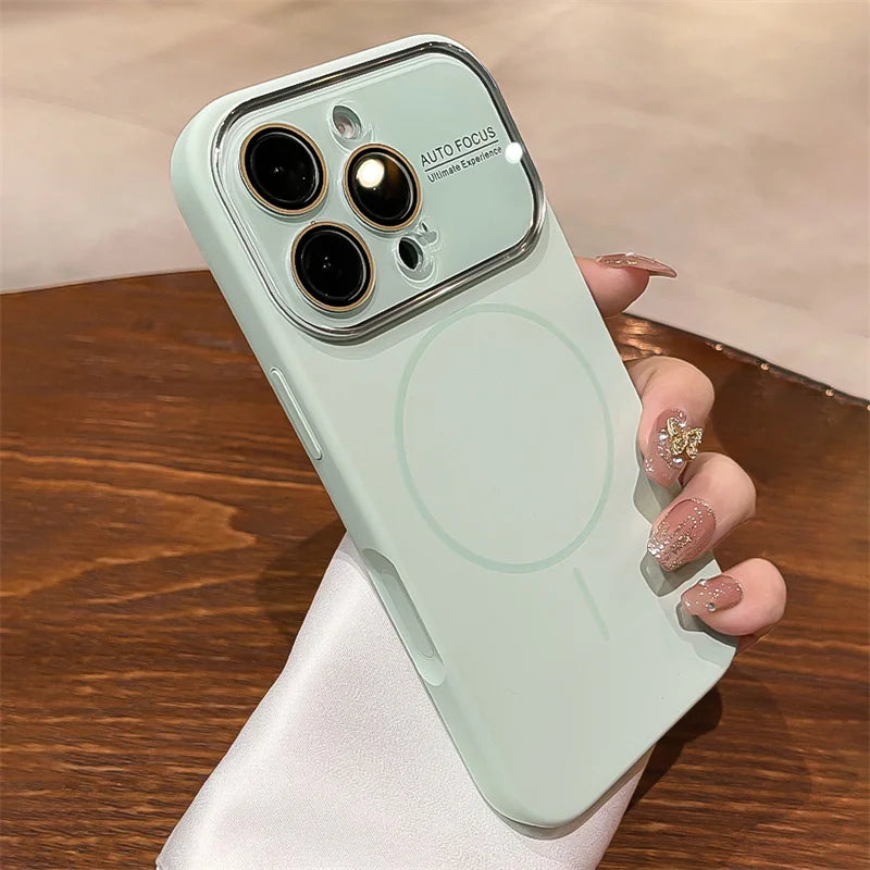 Magnetisk iPhone deksel i myk silikon, vist på en iPhone. Stilfullt og støtsikkert mobiltilbehør.