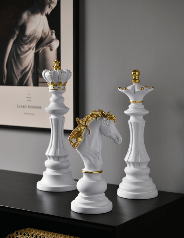 Unik sjakkfigur i resin, med et moderne preg. Perfekt for den som elsker design.