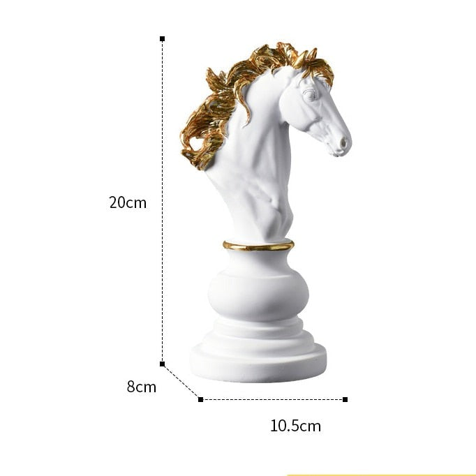 Stående sjakkfigur i resin, dramatisk. Et statement-stykke for hjemmeinnredning.
