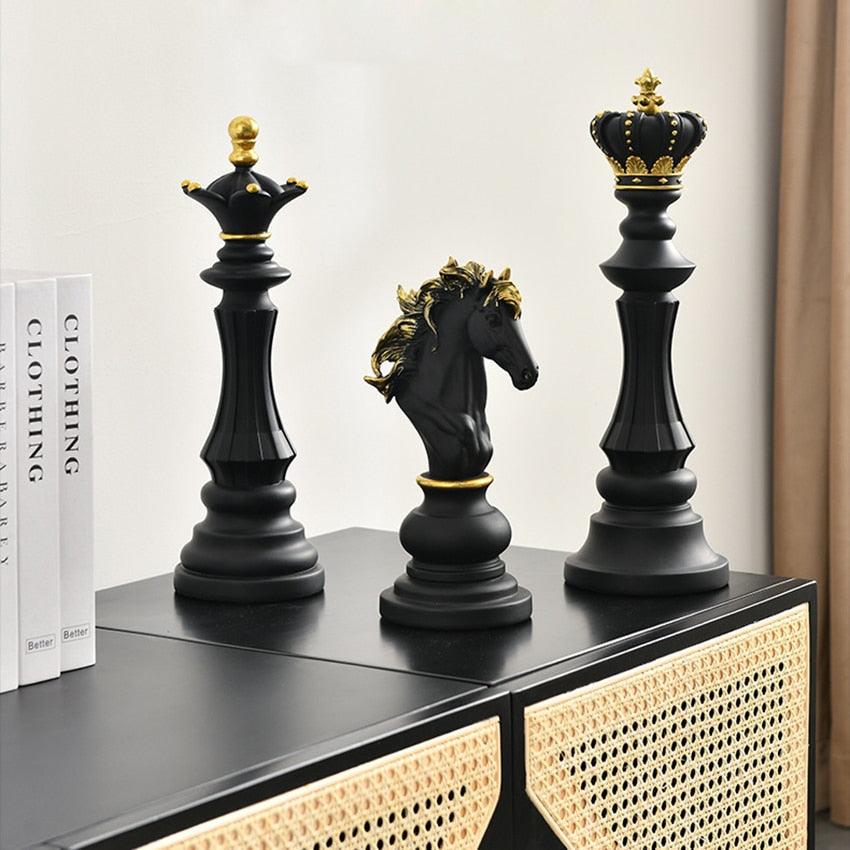 Stilren sjakkfigur i resin, moderne dekor. Ideell for hjemmeinnredning og interiørdesign.