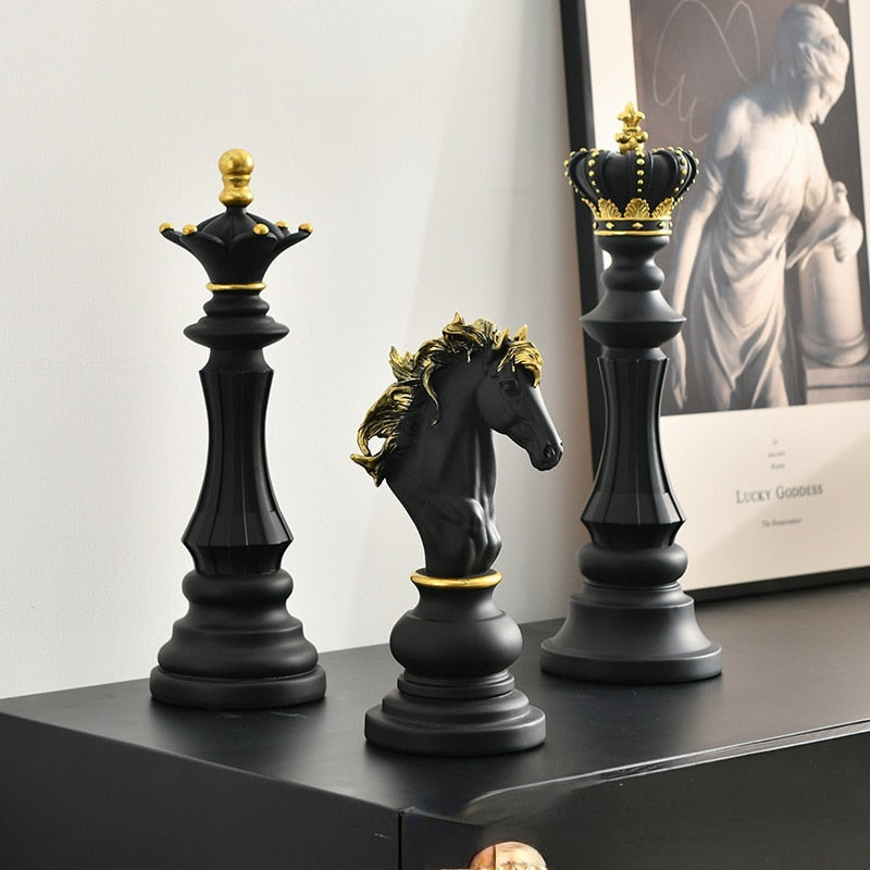 Abstrakt sjakkfigur i resin, kunstnerisk. Moderne skulptur og hjemmeinnredning.