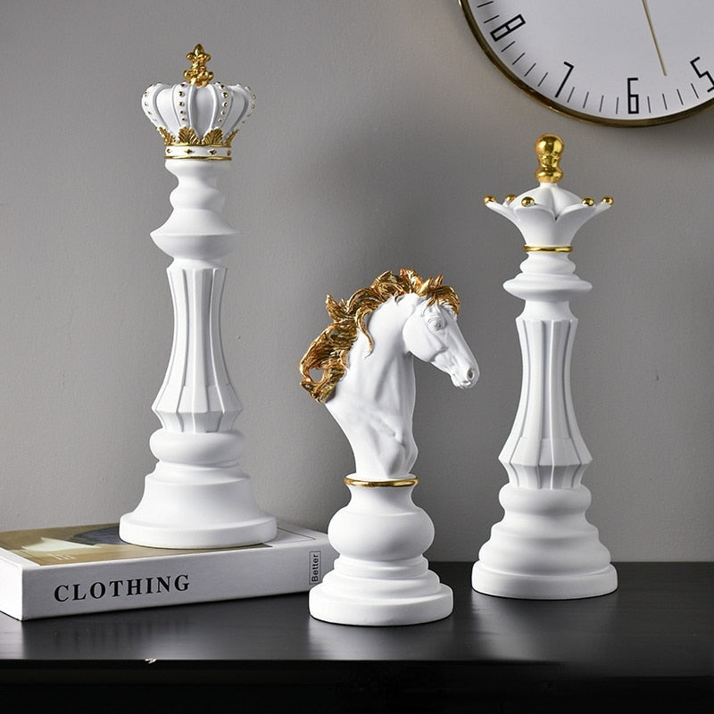 Dekorativ sjakkstatue i resin, elegant. Perfekt gave til sjakkelskeren eller designentusiasten.