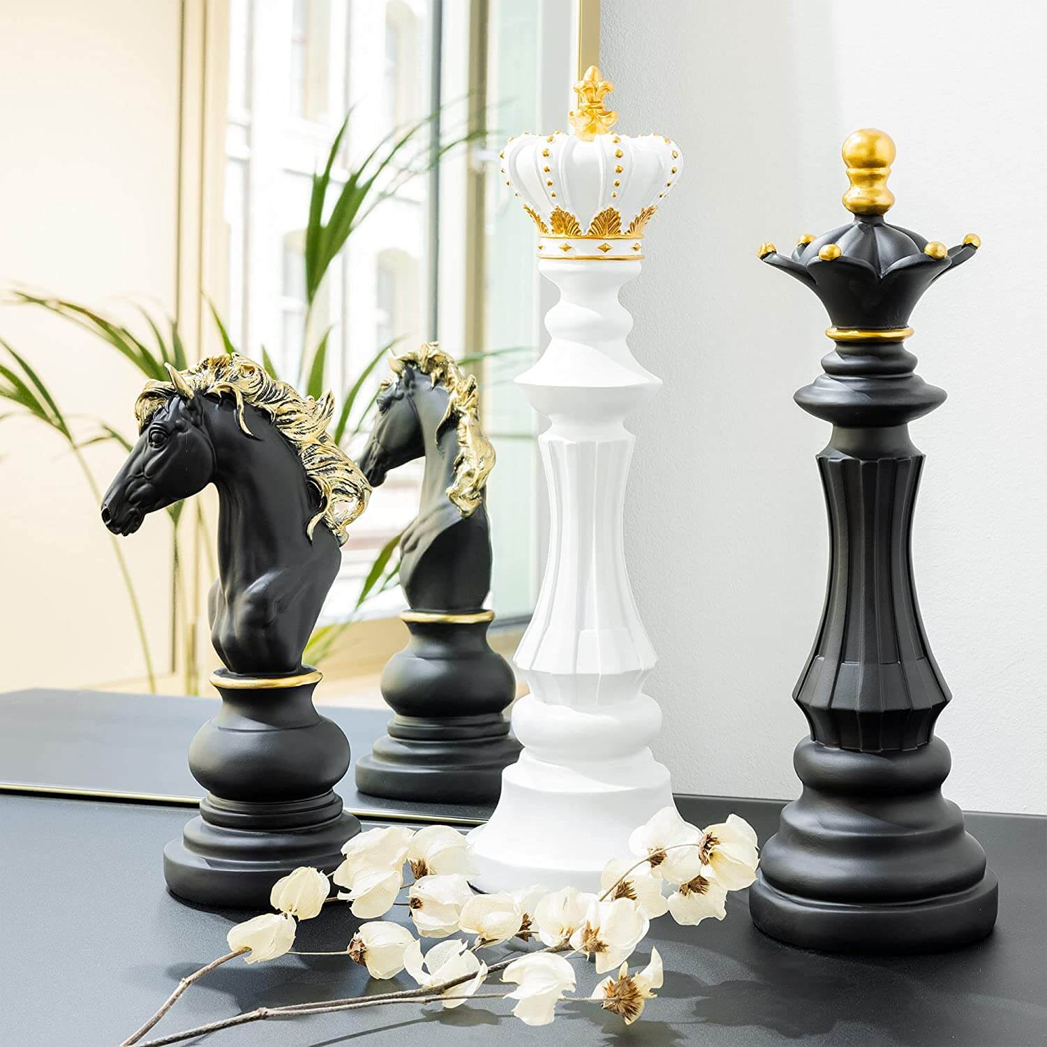 Håndlaget resin sjakkfigur, eksklusiv. Luksuriøs dekor for et sofistikert interiør.