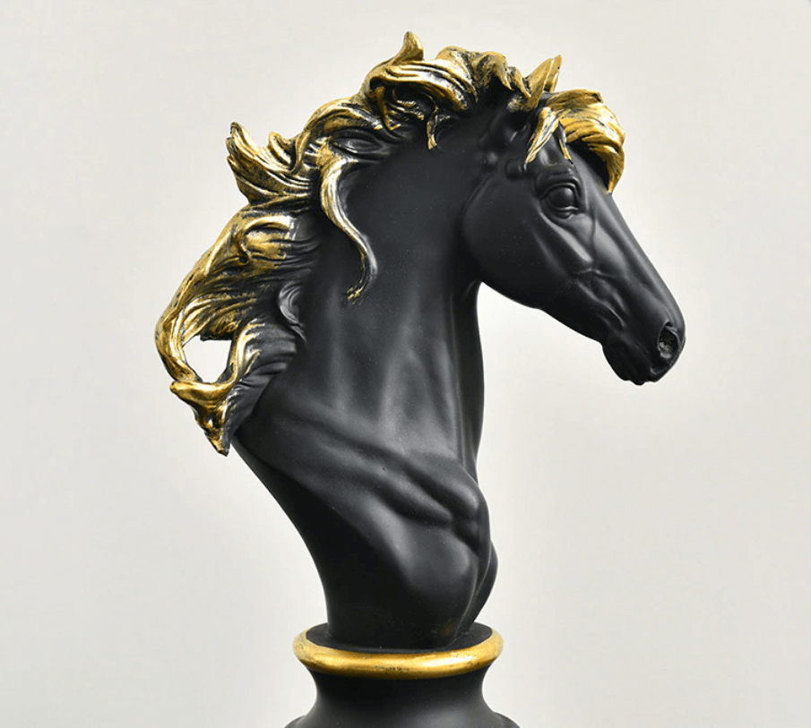 Elegant sjakkfigur i resin, detaljert. Skulpturell dekor for moderne hjem og interiør.