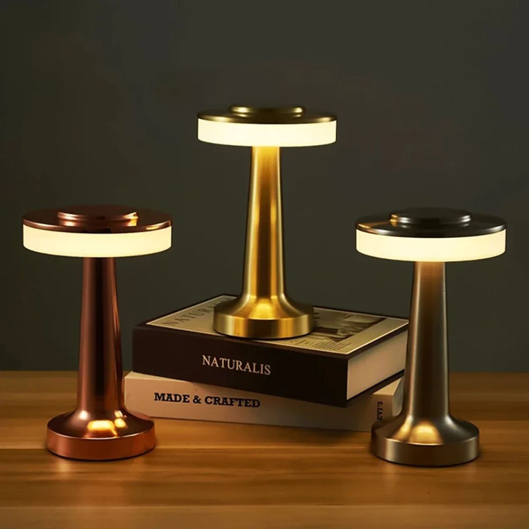 Roségull retro bordlampe, dimbar og USB-ladbar. Perfekt som nattlys på soverommet eller stuebelysning.