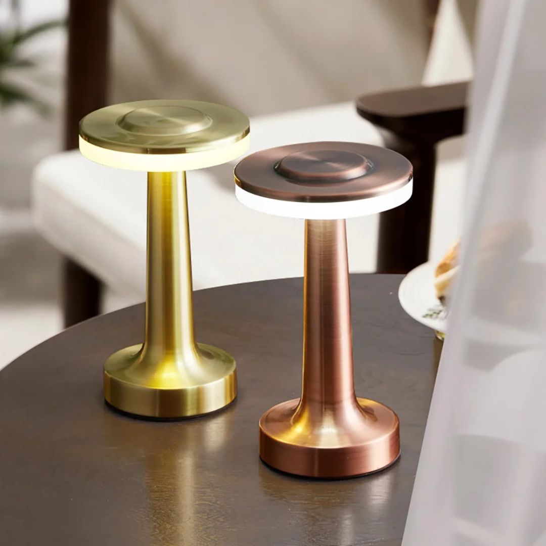 Skap koselig stemning med dimbar retro bordlampe med USB-lading. Ideell for avslappende kveldsbelysning.