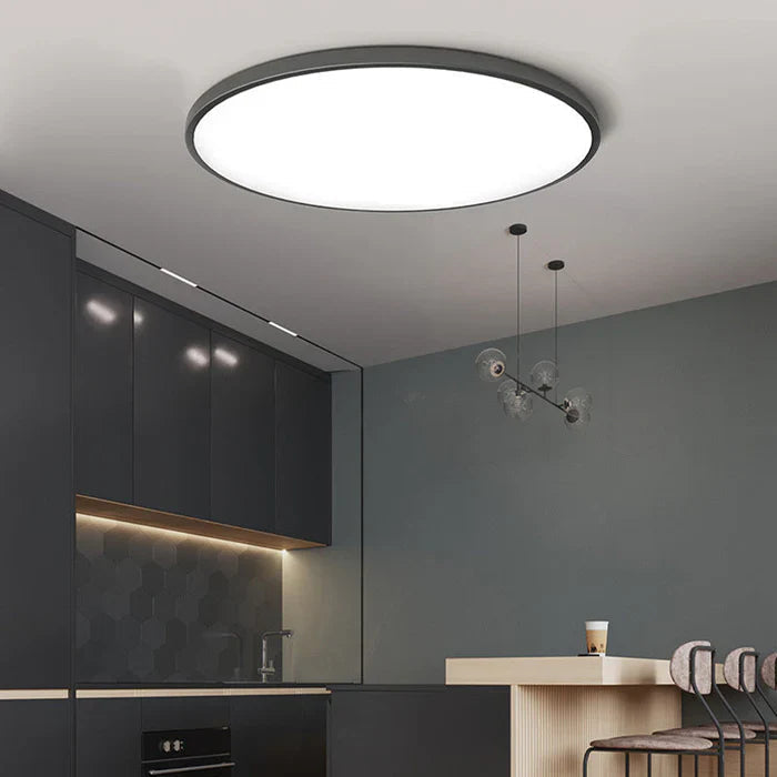 Detaljbilde av elegant, rund LED-taklampe med moderne design. Perfekt for stilren hjemmedekor.