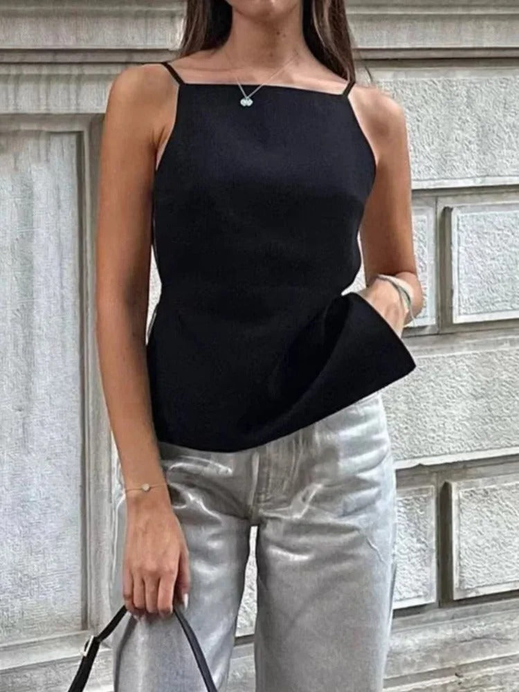 Fokus på ryggen: Elegant ryggløs crop top for kvinner med tynne stropper. En perfekt sommer- og festtopp.