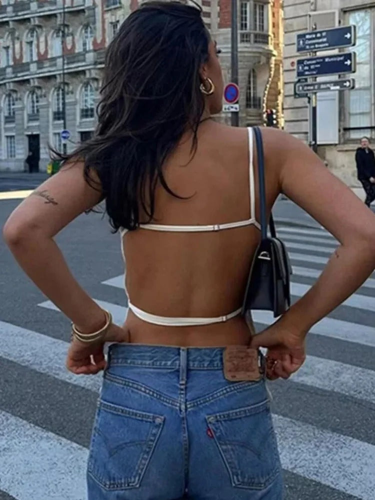 Kvinner crop top, ryggløs design med tynne stropper. Trendy sommertopp og festtopp for kvinner.