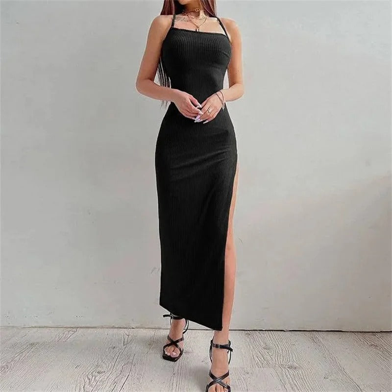 Figurnær bodycon-kjole med halterneck og åpen rygg. Elegant kveldsantrekk for moderne kvinner.