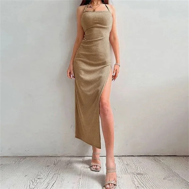 Damemote: Elegant ryggløs halterneck bodycon-kjole. Perfekt som moteriktig selskapskjole for kvelden.