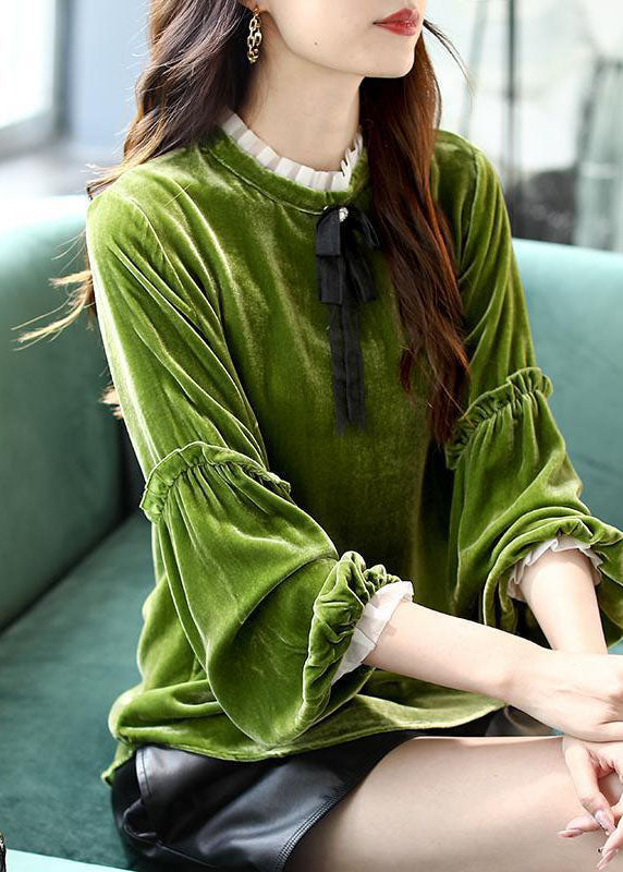 Kvinnebluse med elegant rysjet patchwork og løs passform, feminin stil.