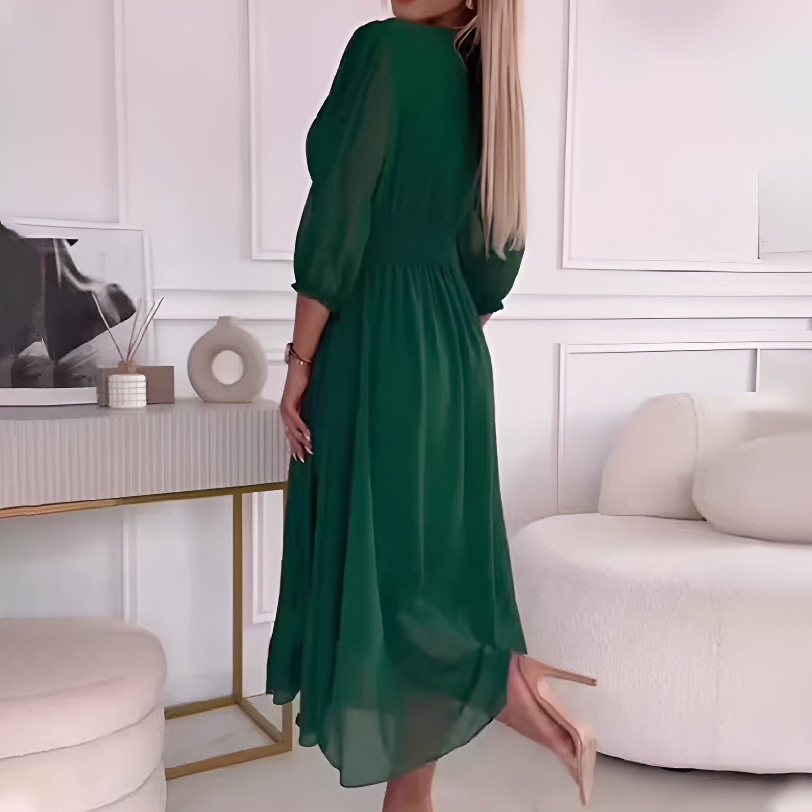 Svart elegant chiffonkjole for kvinner. Lang og luftig festkjole, ideell som formell sommerkjole.