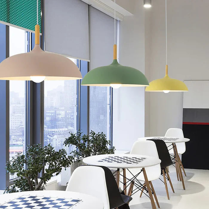 Moderne design taklampe til stue. Gir koselig, justerbar belysning og forbedrer interiøret.