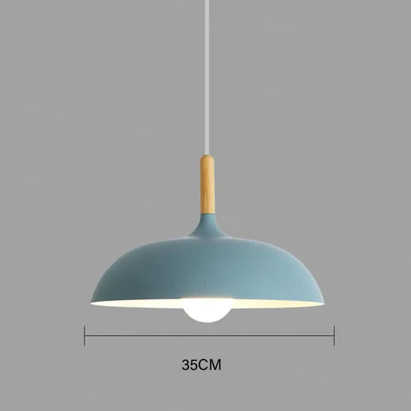 Stilren taklampe for kjøkken. Gir effektiv, justerbar belysning og et moderne preg til rommet.