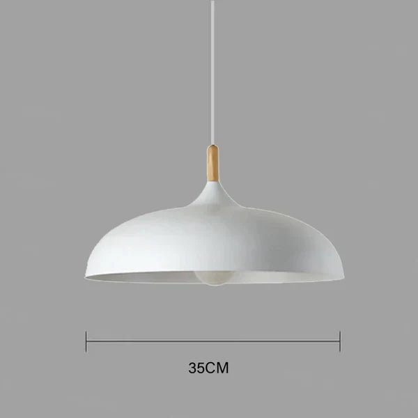 Justerbar skandinavisk taklampe, perfekt for koselig belysning. En moderne designlampe som lyser opp hjemmet.