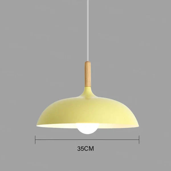 Hengende designlampe i skandinavisk stil. En flott detalj for interiøret og moderne belysning i stuen.
