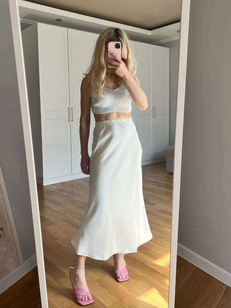 Figurformende snøringskjole i elegant midi, perfekt for en feminin og moderne look.