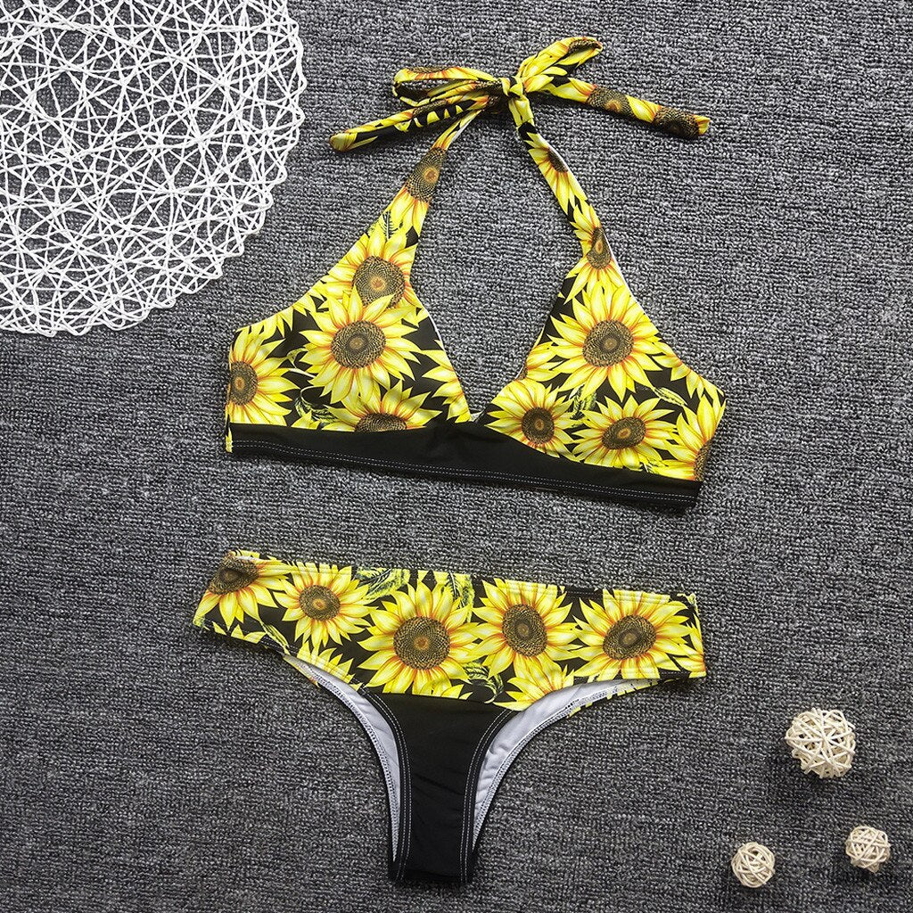 Stilig badedrakt for dame med levende solsikkeblomster. Ideell sommer badetøy for strand og basseng.