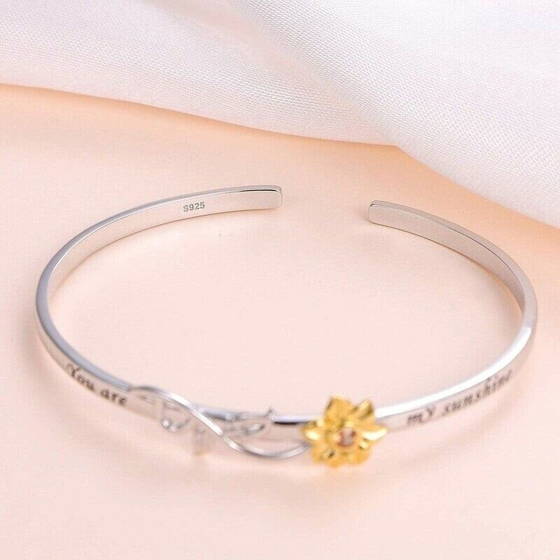 Hudvennlig solsikkearmbånd for kvinner. Elegant blomsterdesign og komfortabelt tilbehør for sommer og hverdag.