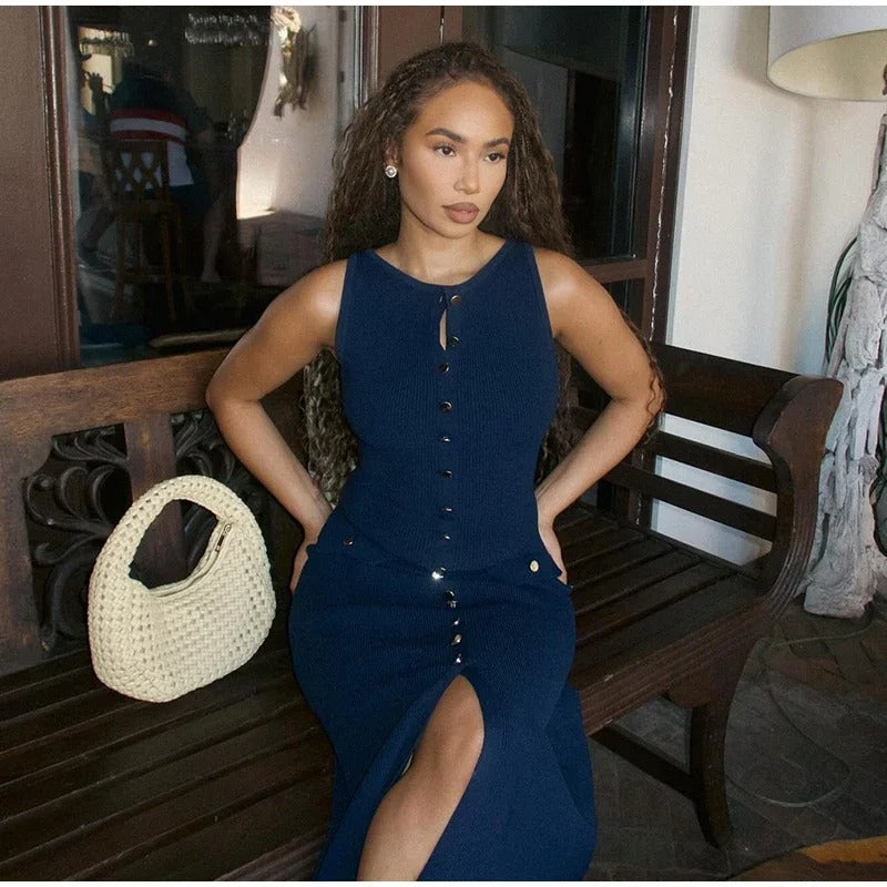 Blå ermeløs strikket bodycon-kjole med knapper. Komfortabel sommerkjole for kvinner, elegant.