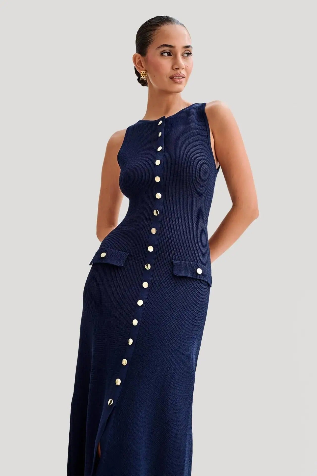 Blå strikket bodycon-kjole med knapper. Elegant og komfortabel damekjole til sommer og fest.
