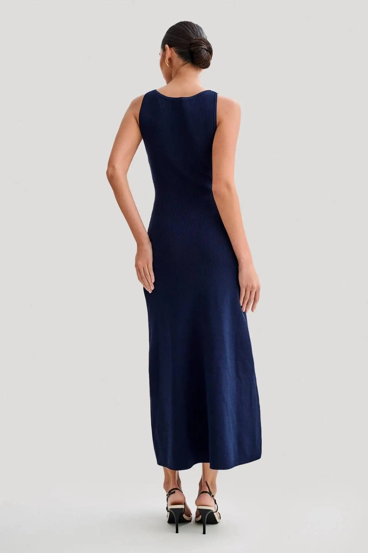 Stilfull og komfortabel strikket bodycon-kjole med knapper. Ideell for kvinne, hverdag og fest.