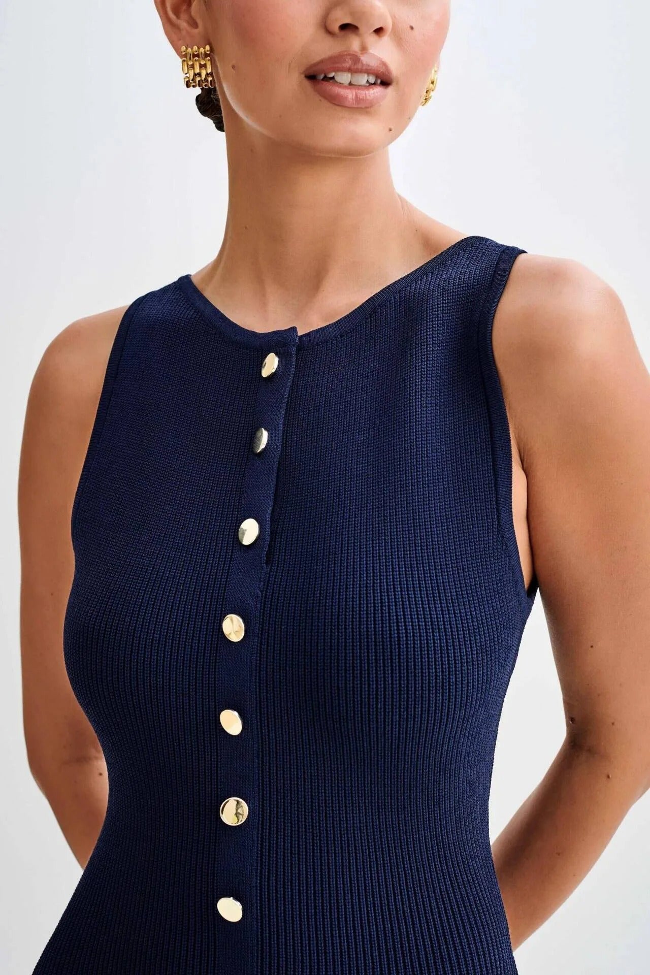 Myk strikket bodycon-kjole til kvinner, med knappedetaljer. Elegant passform, perfekt for sommer.