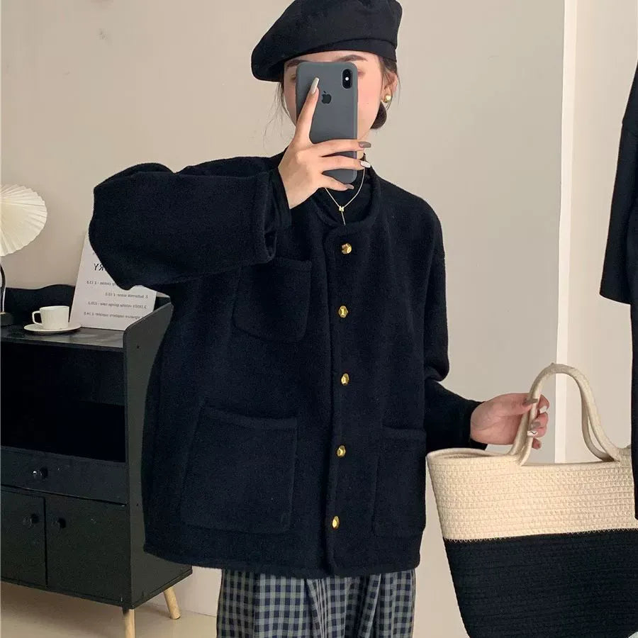 Myk strikket cardigan til dame. Avslappet passform, lange ermer og lommer. Perfekt for lag-på-lag stil i høst.