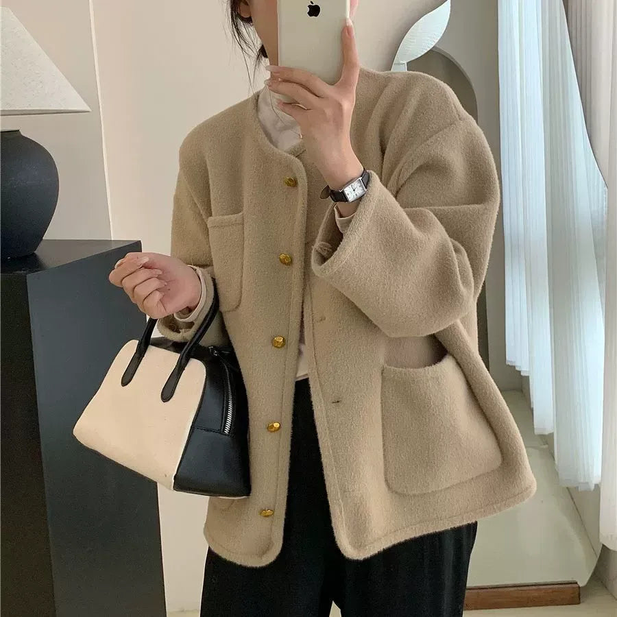 Kvinnecardigan i strikket design, med knapper og lommer. En elegant og varm tilføyelse til din vår- eller vintergarderobe.