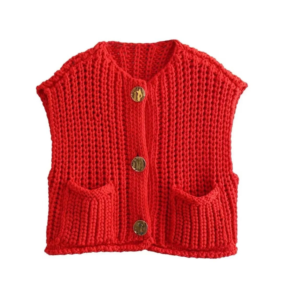 Elegant strikkevest for kvinner med stilige metallknapper. Komfortabel damevest for hverdagsmote.