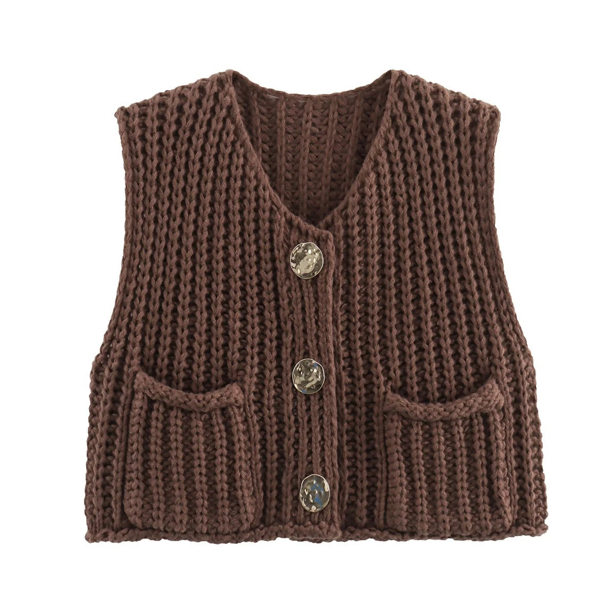 Kvinne iført elegant strikkevest med metallknapper, viser hverdagsmote og komfortabel stil.