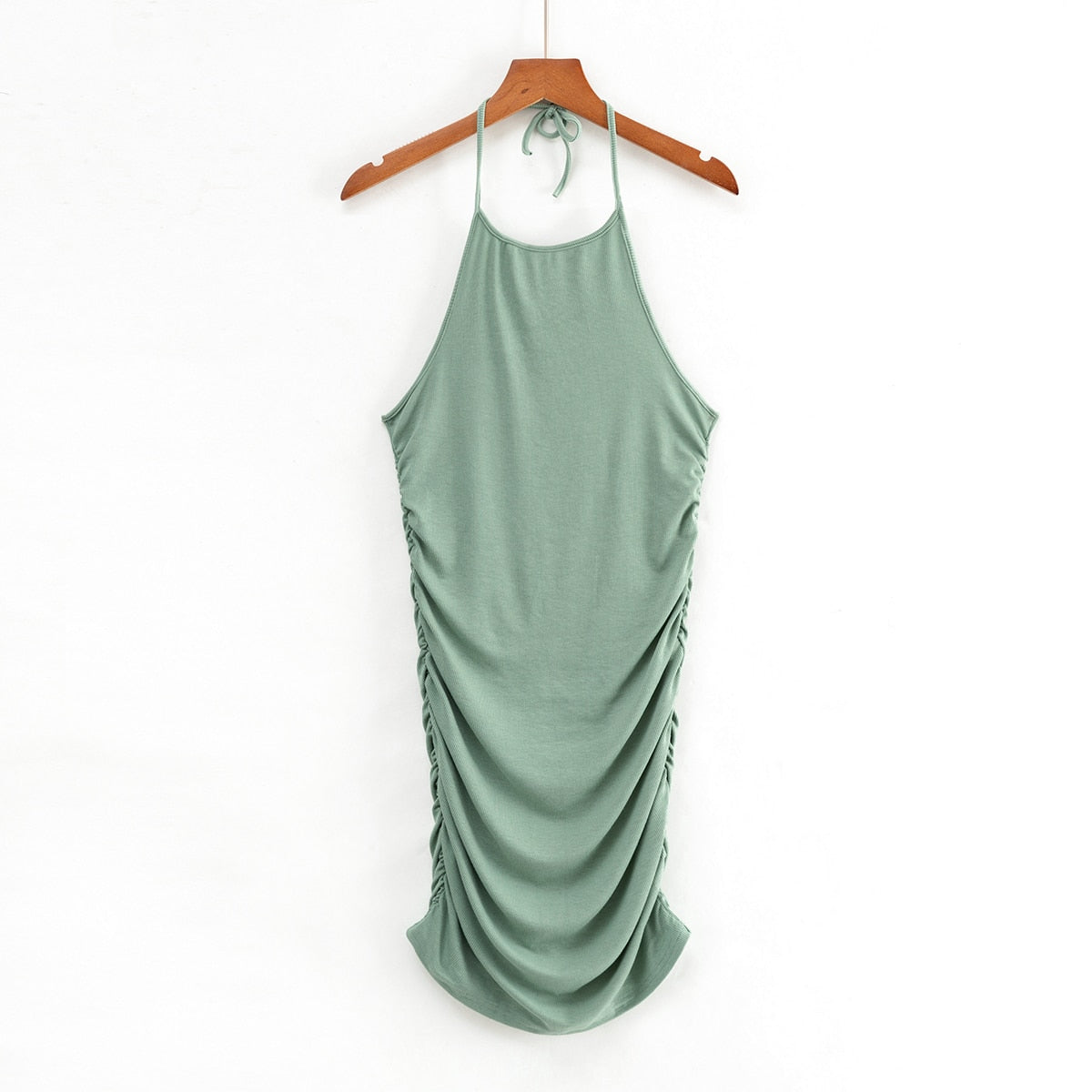 Stilren ermeløs minikjole i bodycon-stil for damer. Elegant svart festkjole med spaghettistropper.