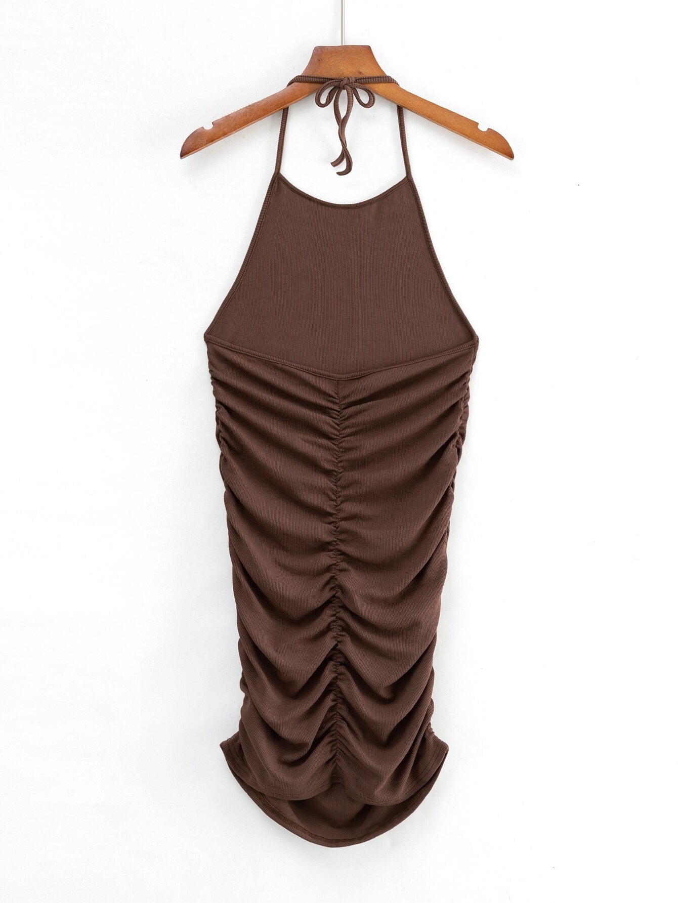 Svart elegant bodycon kjole med tynne stropper. Perfekt minikjole for dame til fest, kveldsbruk og spesielle anledninger.