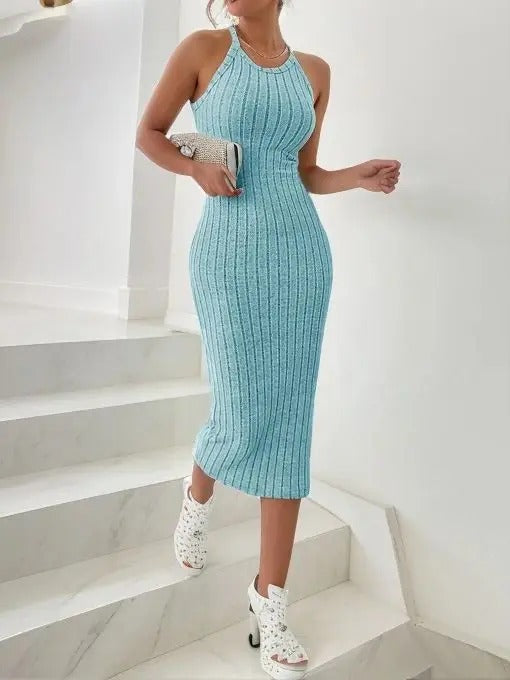 Moteriktig halterneck midikjole i bodycon-stil for kvinner, elegant og perfekt for sommerfester.