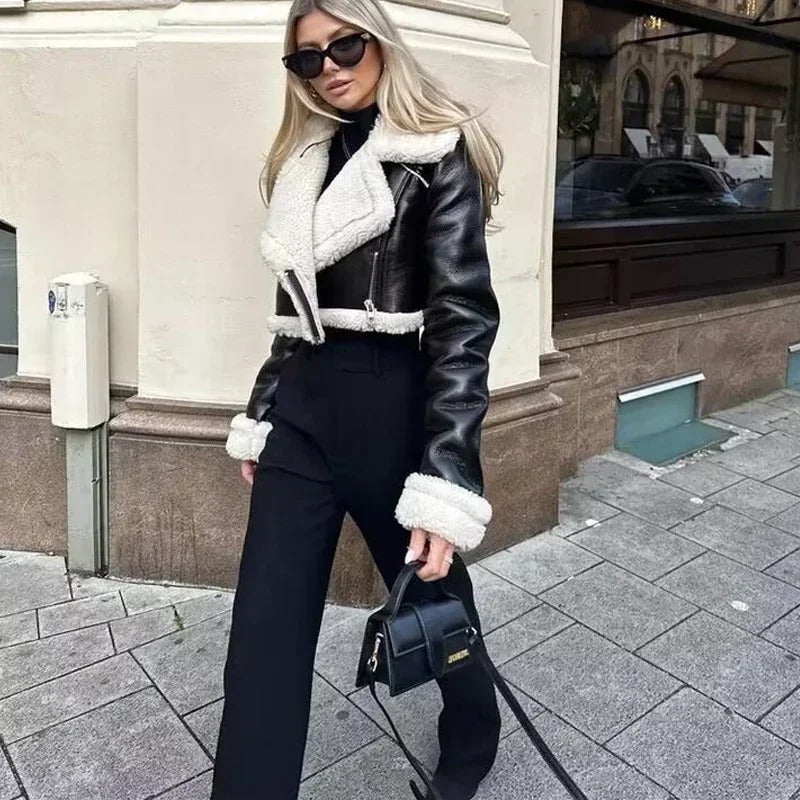 Elegant og tidløs damejakke i brun med klassisk krage. Stilfullt yttertøy med glidelås for kvinner.