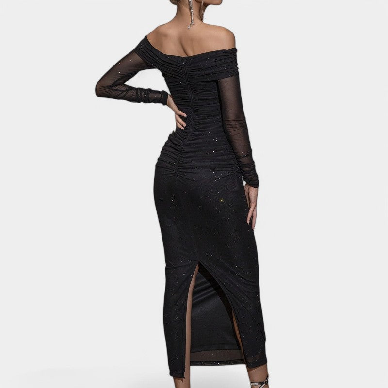 Stilfull svart festkjole for kvinner, off-shoulder og langermet. Ideell til bryllup eller selskap.