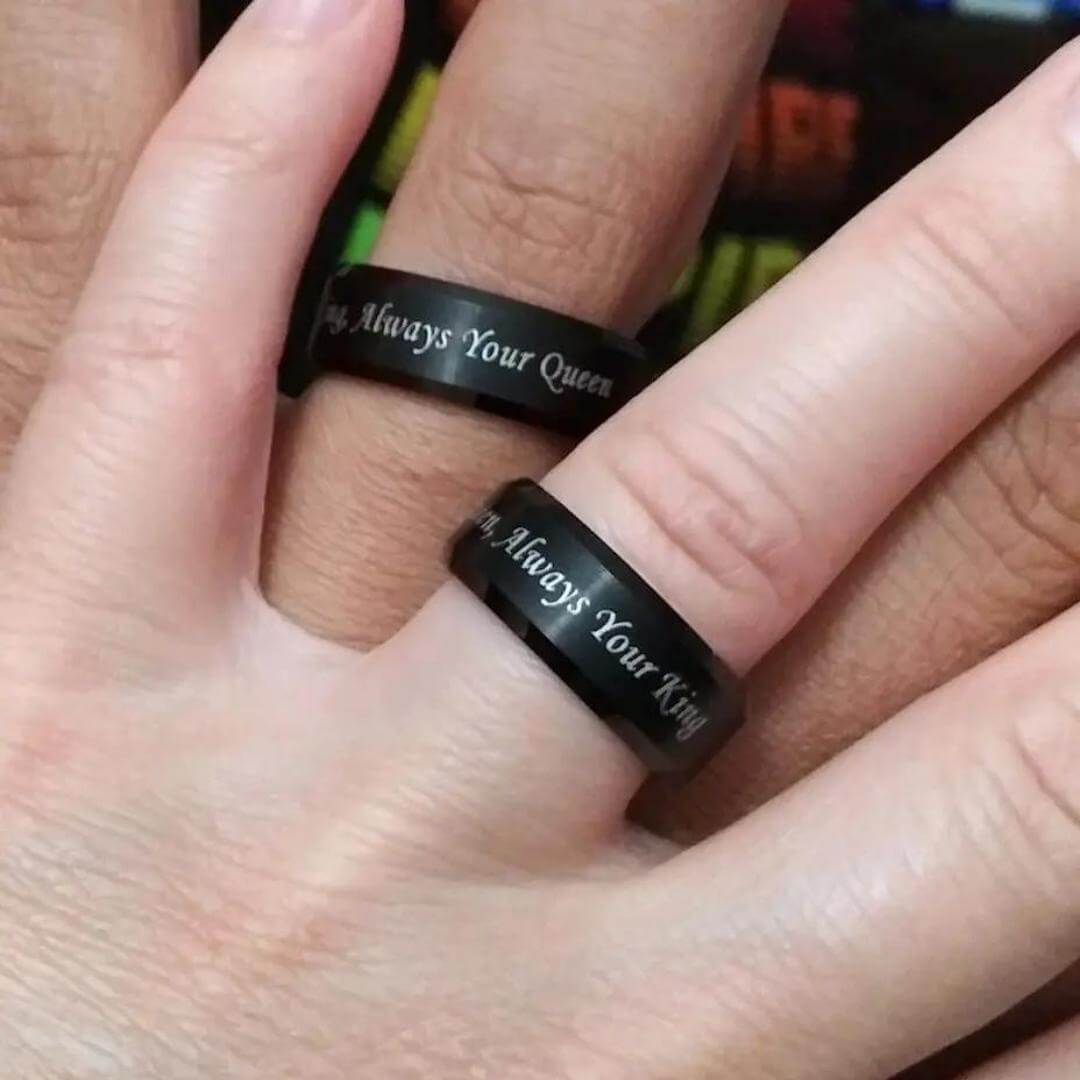 Detalj av elegant svart promise ring med matt finish, perfekt som gave til ham eller henne.
